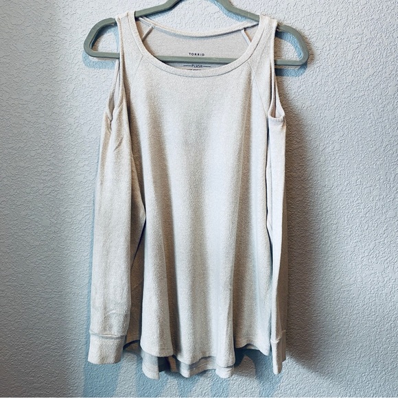 Torrid Cold Shoulder Super Soft Plush Light Sweater Sz 00 - Picture 1 of 9
